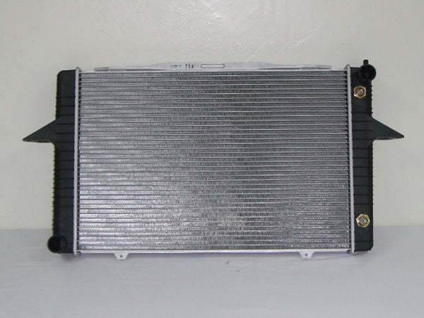 For Volvo 850 2.4L L5 1993 94 95 96 1997/ S70 2.4L L5 1998 99 2000/ C70 2.4/ 2.5L L5 1998 99 00 01 02 03 04 05 2006/ V70 2.3/ 2.4/ 2.5L L5 1998-2007 (AT w/o Turbo) Radiator 8603774-4 VO3010107