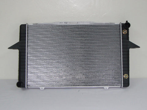 For Volvo 850 2.4L L5 1993 94 95 96 1997/ S70 2.4L L5 1998 99 2000/ C70 2.4/ 2.5L L5 1998 99 00 01 02 03 04 05 2006/ V70 2.3/ 2.4/ 2.5L L5 1998-2007 (AT w/o Turbo) Radiator 8603774-4 VO3010107