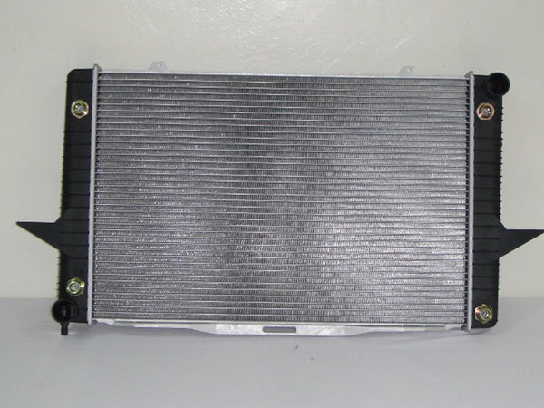 For Volvo 850 2.4L L5 1993-1997/ S70 2.4L L5 98/ C70 2.3/ 2.4/ 2.5L L5 1998-2006/ V70 2.3/ 2.4/ 2.5L L5 98,2001-2007 (AT w/ Turbo) Radiator 86037702 VO3010103